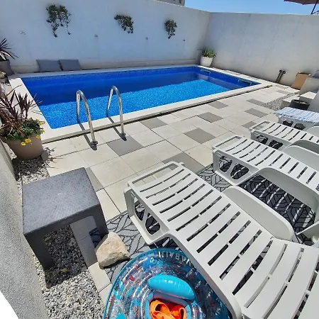 Daire Luxury Retreat With A Pool