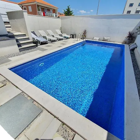 Daire Luxury Retreat With A Pool
